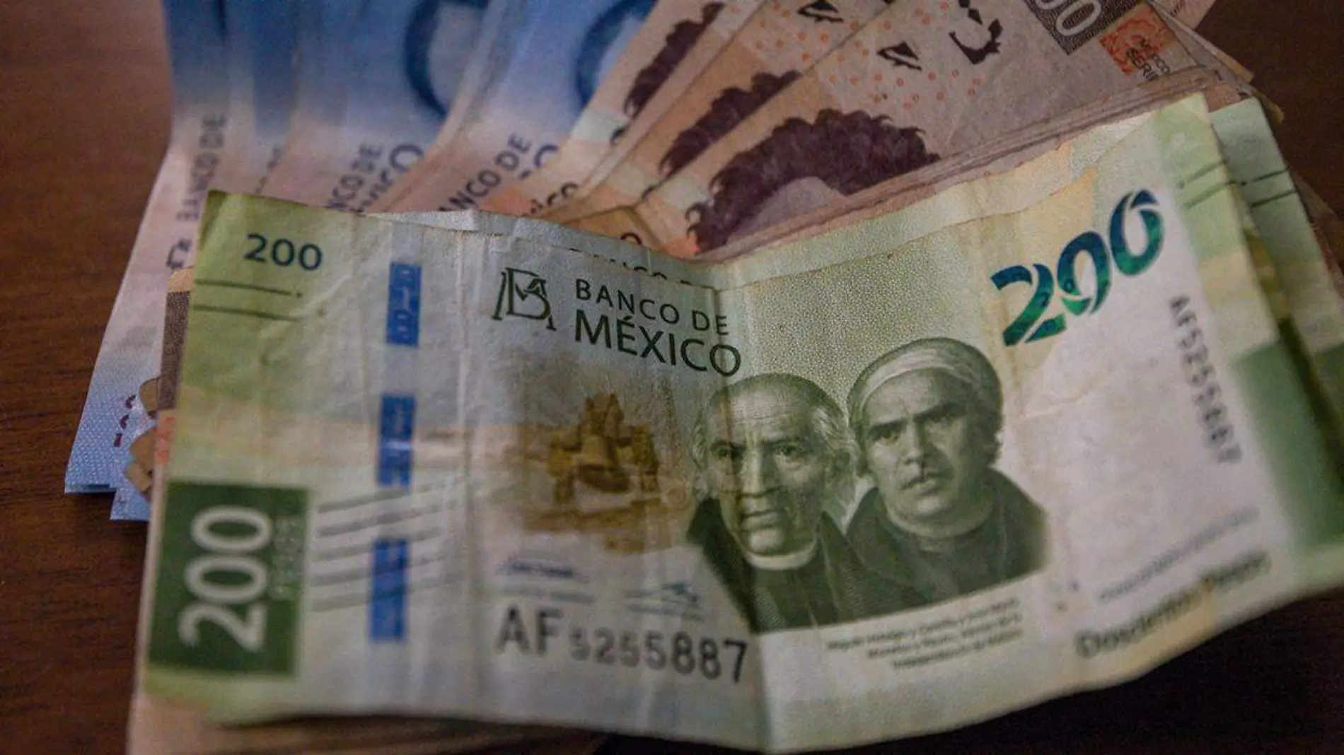 Con el paso de los años y el avance de la tecnología, el Banco de México ha buscado combatir el tránsito de billetes falsos